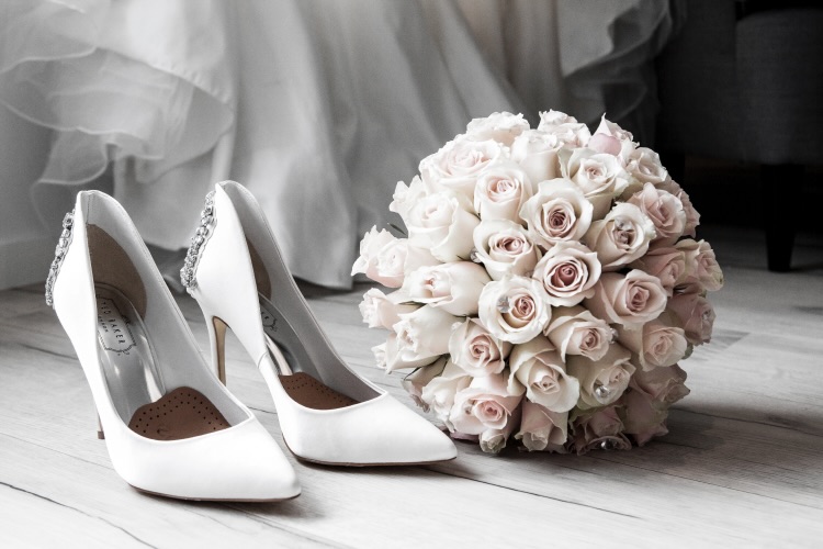 Photographe mariage Coursan bouquet et chaussures mariée